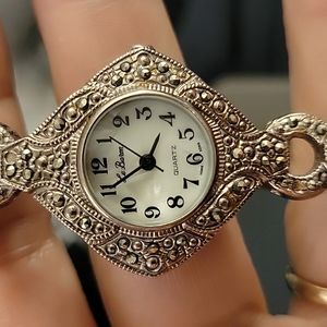 Womens antique quartz wristwatch....le baron